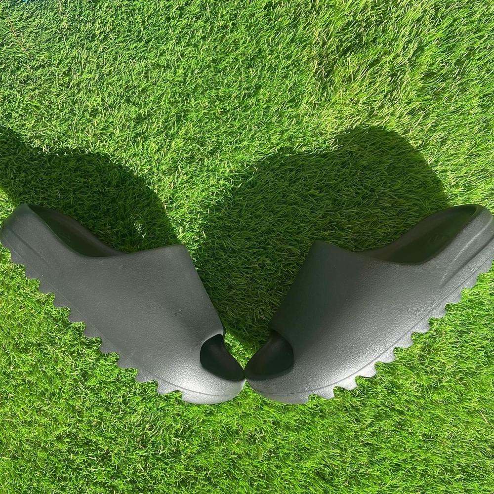 Yeezy slide ‘onyx’ size 9M brand-new authentic fast shipping🚀